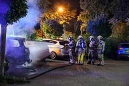 Auto gaat in vlammen op in Maartensdijk
