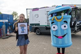 Stacy uit Nieuwegein met Prullie winnaar zwerfafvalmascottewedstrijd