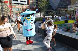 Prullie de Prullenbak juicht deelnemers World Cleanup Day toe