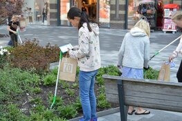 Prullie de Prullenbak juicht deelnemers World Cleanup Day toe