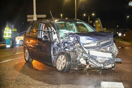 Twee auto&#39;s total-loss na botsing Eemnes