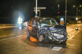 Twee auto&#39;s total-loss na botsing Eemnes