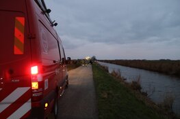 Meisje raakt te water aan Vaartsteeg in Eemnes