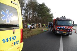 Auto belandt op zijkant in berm bij Eemnes