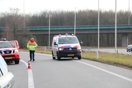 Auto belandt op zijkant in berm bij Eemnes