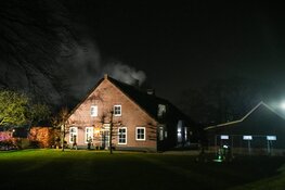 Schoorsteenbrand Eemnes. Brandweer moet rieten dak redden