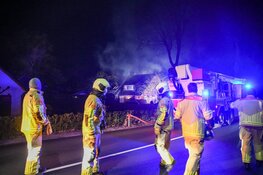 Schoorsteenbrand Eemnes. Brandweer moet rieten dak redden