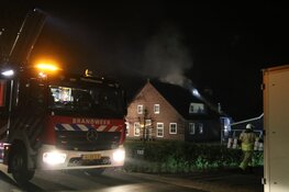 Schoorsteenbrand Eemnes. Brandweer moet rieten dak redden