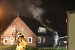 Schoorsteenbrand Eemnes. Brandweer moet rieten dak redden