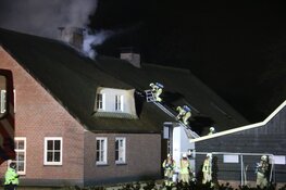 Schoorsteenbrand Eemnes. Brandweer moet rieten dak redden