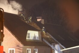 Schoorsteenbrand Eemnes. Brandweer moet rieten dak redden