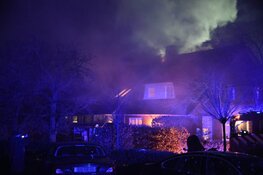 Schoorsteenbrand Eemnes. Brandweer moet rieten dak redden