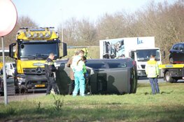 Auto op z&#39;n kant bij ongeval Eemnes
