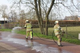 Brandweer heeft handenvol aan vervuild wegdek in Eemnes
