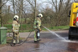 Brandweer heeft handenvol aan vervuild wegdek in Eemnes
