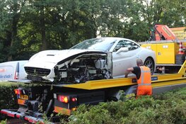 Bestuurder raakt met Ferrari van de weg