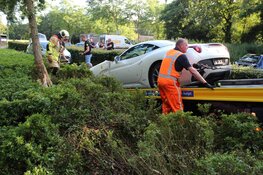 Bestuurder raakt met Ferrari van de weg