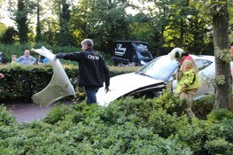 Bestuurder raakt met Ferrari van de weg