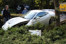 Bestuurder raakt met Ferrari van de weg