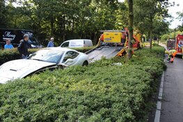 Bestuurder raakt met Ferrari van de weg