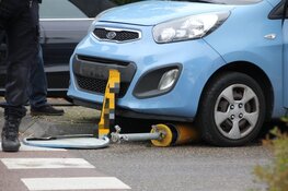 Auto crasht op middengeleider Eemnes