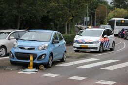 Auto crasht op middengeleider Eemnes