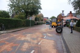 Achteras van trailer breekt af in Eemnes: grote ravage