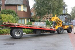 Achteras van trailer breekt af in Eemnes: grote ravage