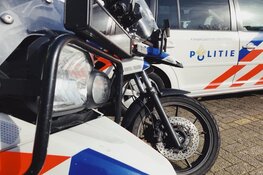 Automobilist rijdt bij achtervolging in op agent