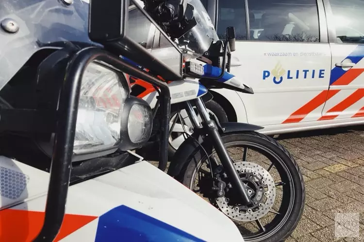 Bestuurder gestolen bedrijfsbus rijdt in op politie, getuigen gezocht