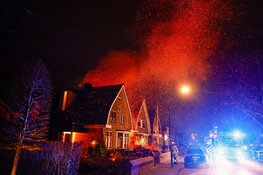 Flinke schuurbrand in Bunschoten-Spakenburg zorgt voor metershoge vlammen