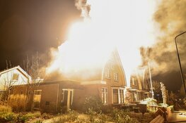 Flinke schuurbrand in Bunschoten-Spakenburg zorgt voor metershoge vlammen