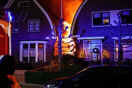 Flinke schuurbrand in Bunschoten-Spakenburg zorgt voor metershoge vlammen