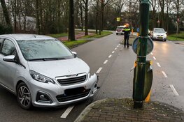Automobilist komt tot stilstand tegen lantaarnpaal in Eemnes