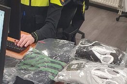 Controle leidt tot vondst illegale kapperszaak en mogelijk gestolen kleding