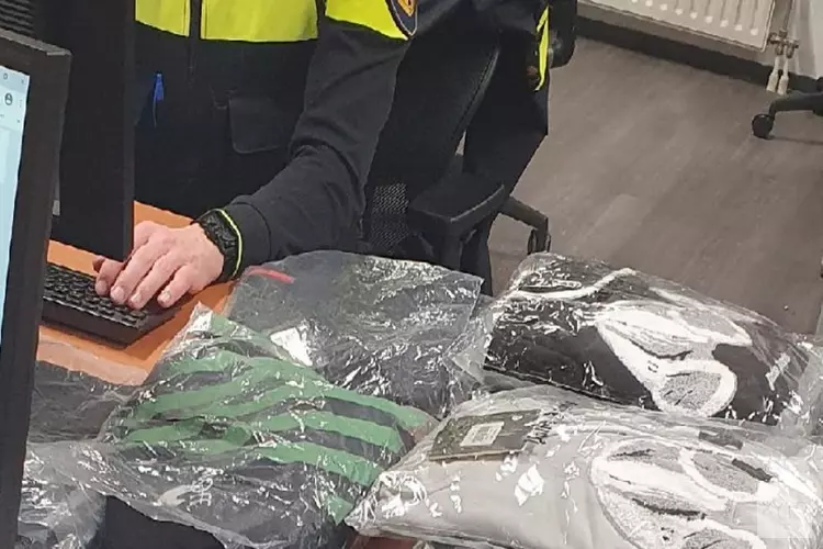Controle leidt tot vondst illegale kapperszaak en mogelijk gestolen kleding