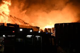Uitslaande brand bij bouwmarkt in Baarn