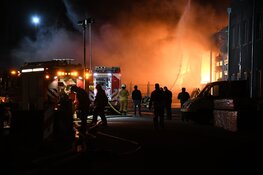 Uitslaande brand bij bouwmarkt in Baarn