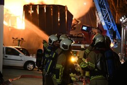 Uitslaande brand bij bouwmarkt in Baarn