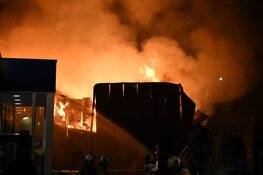 Uitslaande brand bij bouwmarkt in Baarn