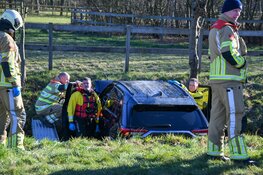 Automobilist te water in Baarn