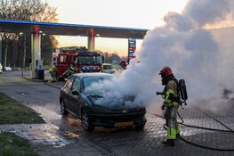 Auto vliegt spontaan in brand op A27