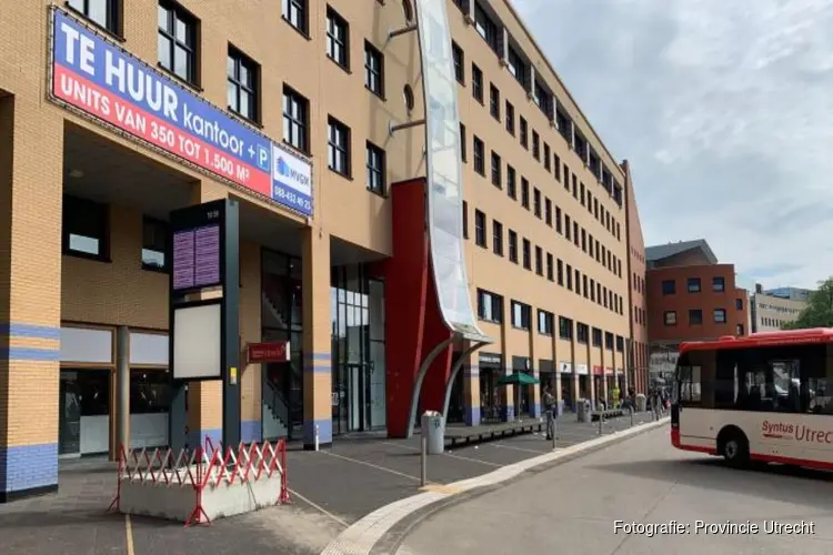 Herstelwerkzaamheden aan reisinformatie bij bushaltes station Amersfoort
