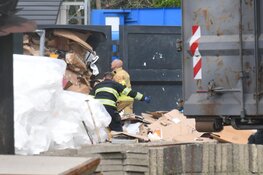 Persoon vast in papiercontainer in Baarn