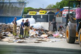 Persoon vast in papiercontainer in Baarn