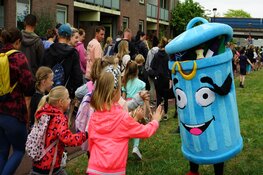 Prullie moedigt wandelaars aan met afval opruimen tijdens avondvierdaagse en picknickt zondag bij het Natuurkwartier