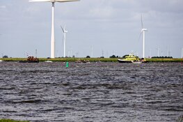 Boot omgeslagen bij Bunschoten, 16 opvarenden te water