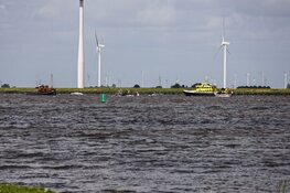 Boot omgeslagen bij Bunschoten, 16 opvarenden te water