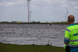 Boot omgeslagen bij Bunschoten, 16 opvarenden te water