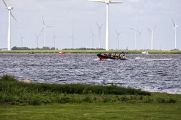Boot omgeslagen bij Bunschoten, 16 opvarenden te water